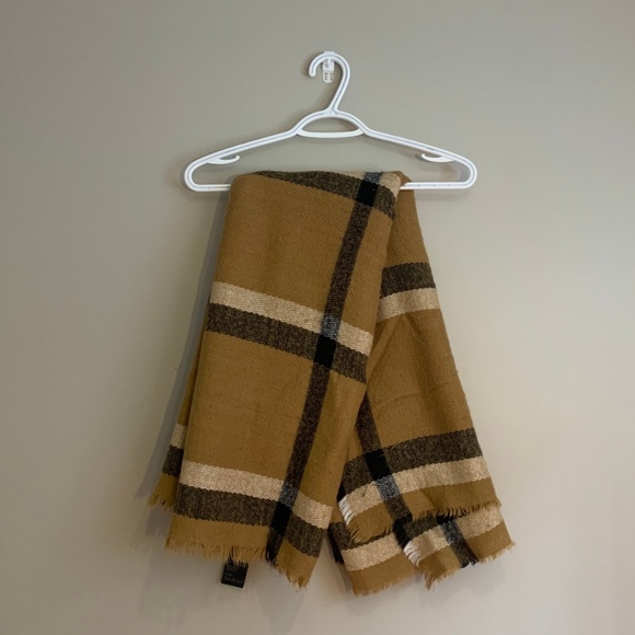 2/$30 h&m blanket scarf tan black winter warm fuzzy cozy - Picture 2 of 2